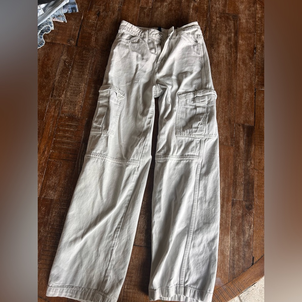 Women’s High Rise White Cargo Pants - Size 2